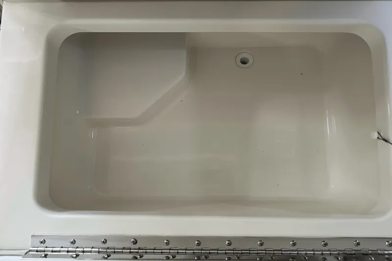 Slide: The Image of Boston Whaler 240 Vantage 2025 - 43