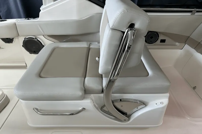 Slide: The Image of Boston Whaler 240 Vantage 2025 - 44