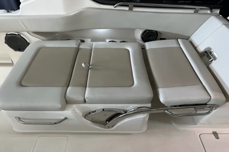 Slide: The Image of Boston Whaler 240 Vantage 2025 - 46