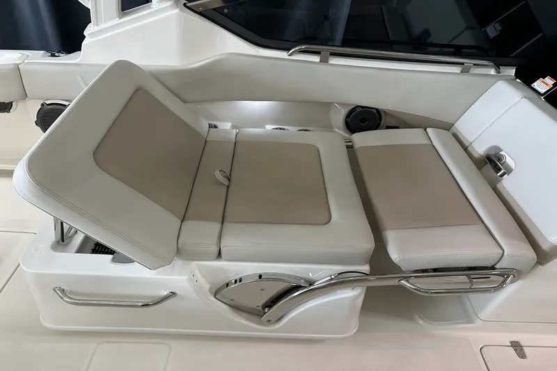 Slide: The Image of Boston Whaler 240 Vantage 2025 - 47