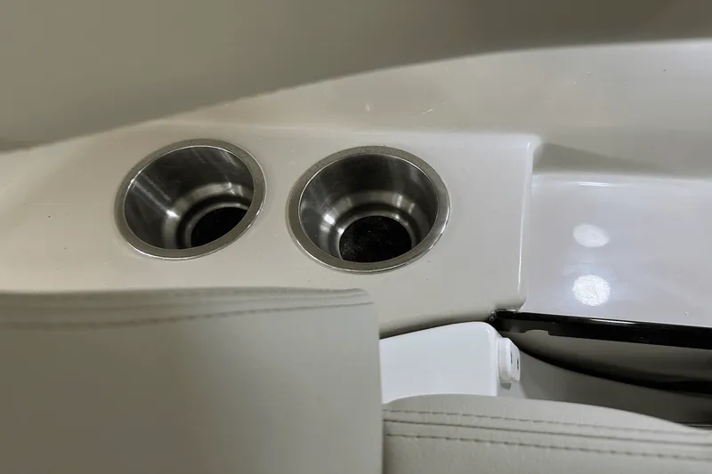 Slide: The Image of Boston Whaler 240 Vantage 2025 - 49