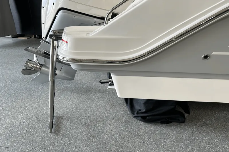 Slide: The Image of Boston Whaler 240 Vantage 2025 - 5