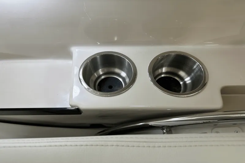 Slide: The Image of Boston Whaler 240 Vantage 2025 - 50