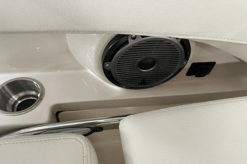 Slide: The Image of Boston Whaler 240 Vantage 2025 - 51