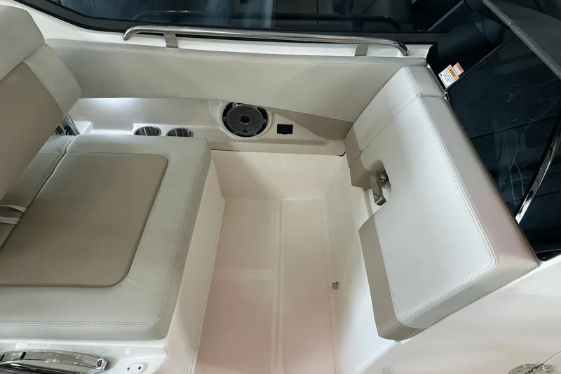 Slide: The Image of Boston Whaler 240 Vantage 2025 - 53