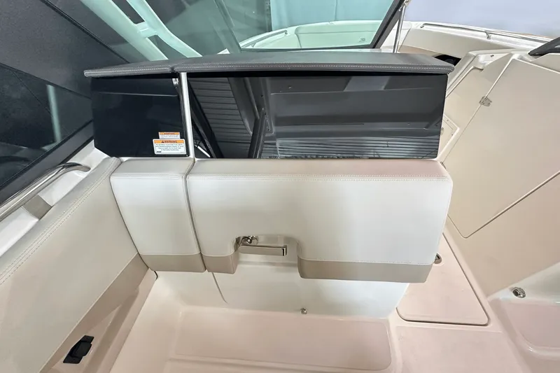 Slide: The Image of Boston Whaler 240 Vantage 2025 - 55