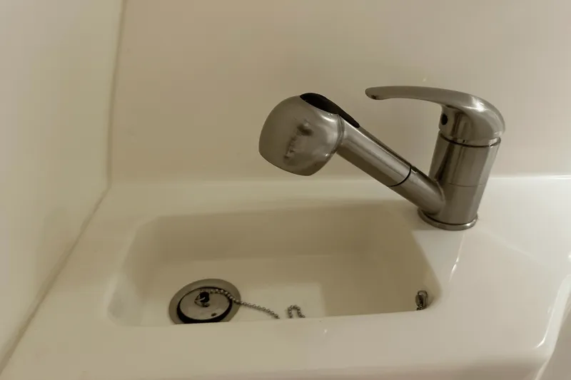 Slide: The Image of Boston Whaler 240 Vantage 2025 - 59