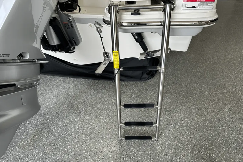 Slide: The Image of Boston Whaler 240 Vantage 2025 - 6