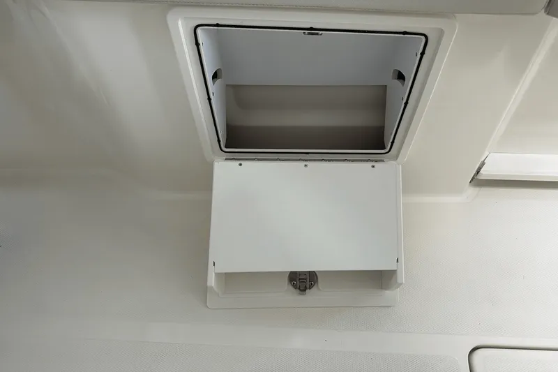 Slide: The Image of Boston Whaler 240 Vantage 2025 - 62