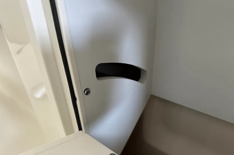 Slide: The Image of Boston Whaler 240 Vantage 2025 - 63