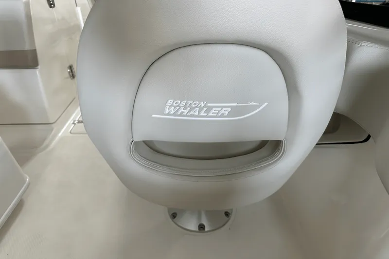 Slide: The Image of Boston Whaler 240 Vantage 2025 - 64
