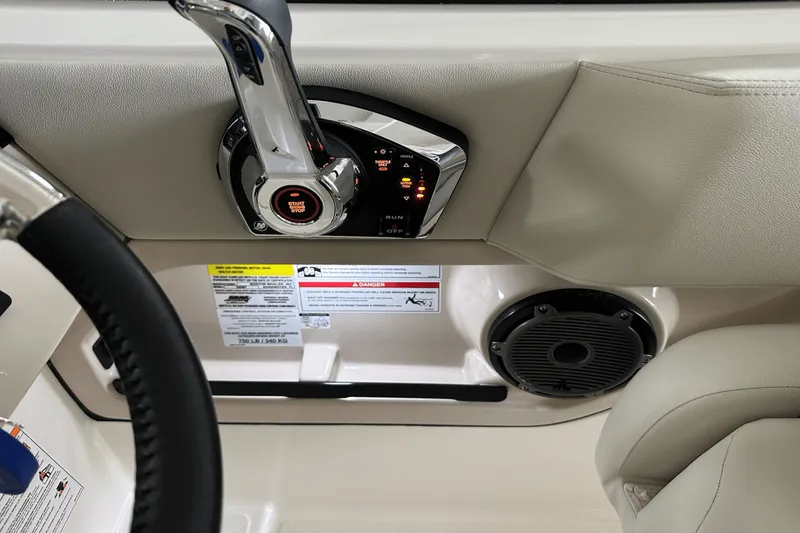 Slide: The Image of Boston Whaler 240 Vantage 2025 - 67