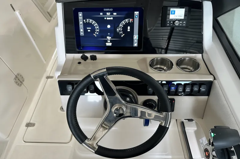 Slide: The Image of Boston Whaler 240 Vantage 2025 - 68