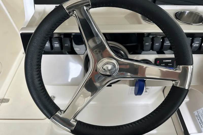 Slide: The Image of Boston Whaler 240 Vantage 2025 - 69