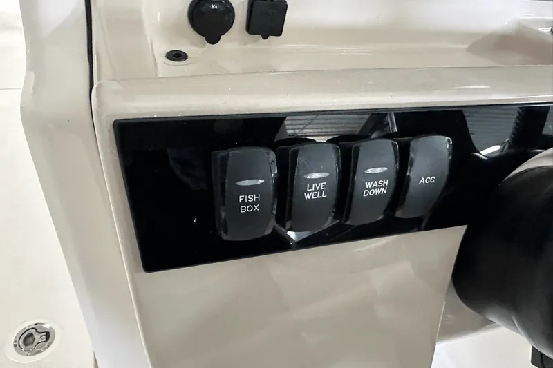 Slide: The Image of Boston Whaler 240 Vantage 2025 - 70