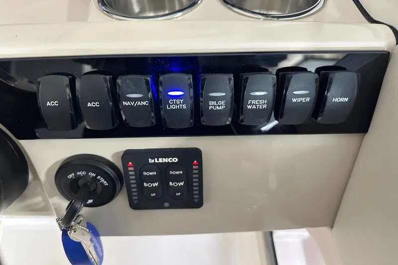 Slide: The Image of Boston Whaler 240 Vantage 2025 - 71