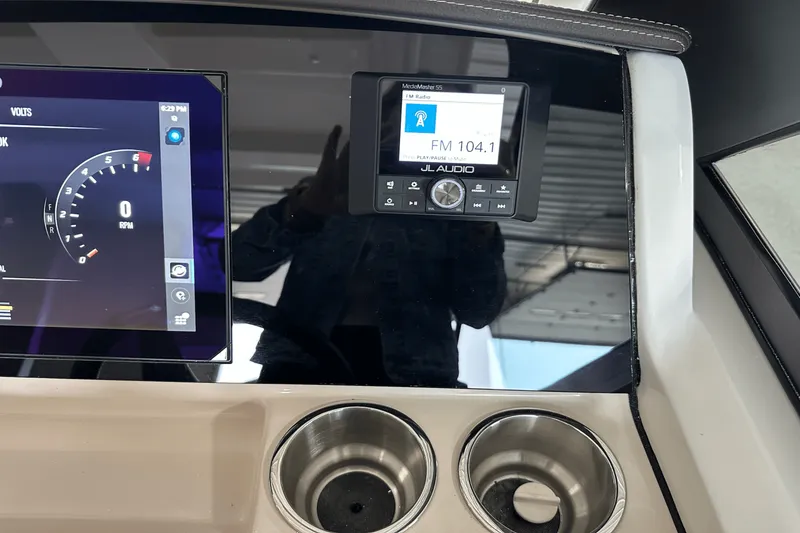 Slide: The Image of Boston Whaler 240 Vantage 2025 - 72