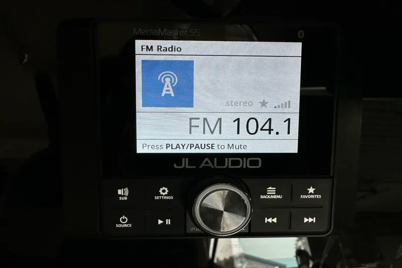 Slide: The Image of Boston Whaler 240 Vantage 2025 - 73