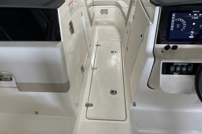 Slide: The Image of Boston Whaler 240 Vantage 2025 - 76