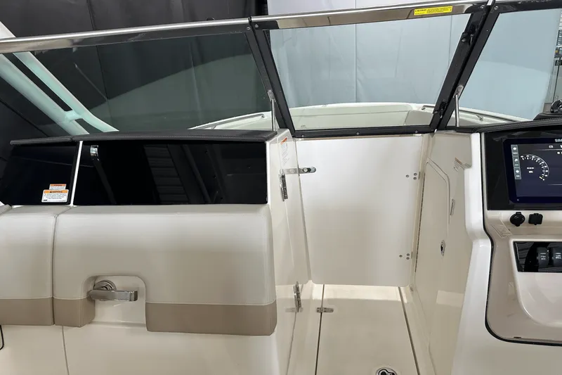 Slide: The Image of Boston Whaler 240 Vantage 2025 - 77