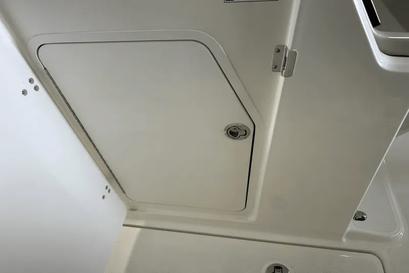 Slide: The Image of Boston Whaler 240 Vantage 2025 - 78