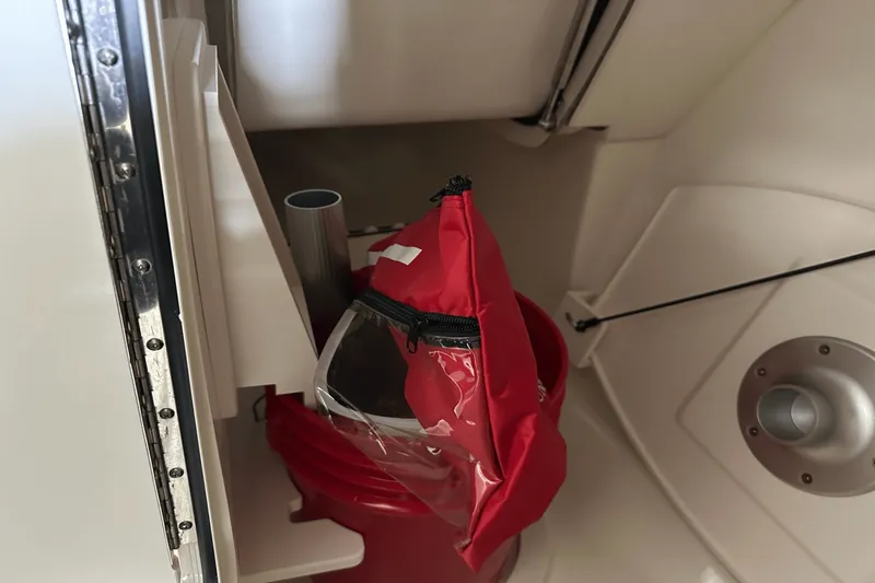 Slide: The Image of Boston Whaler 240 Vantage 2025 - 80