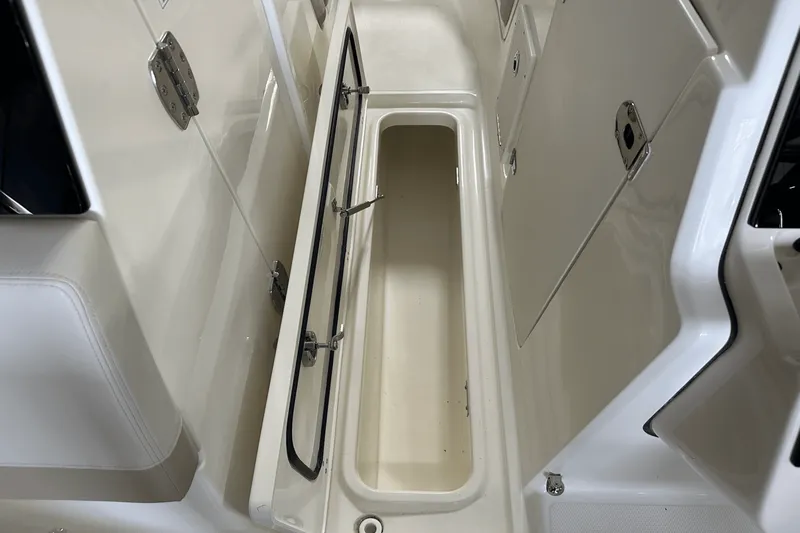 Slide: The Image of Boston Whaler 240 Vantage 2025 - 82