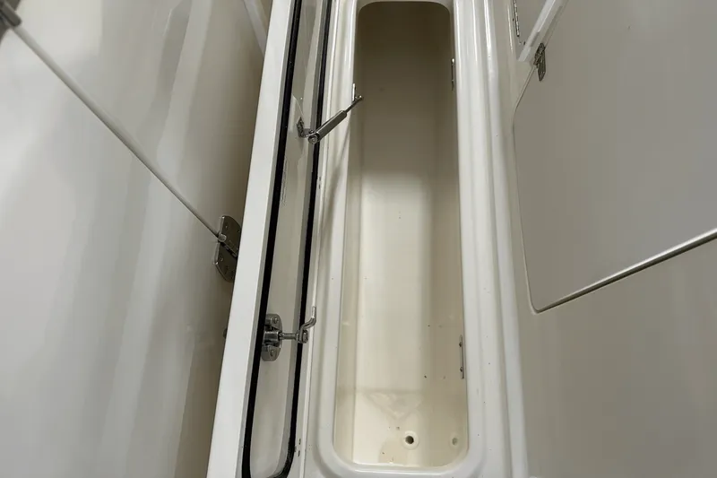 Slide: The Image of Boston Whaler 240 Vantage 2025 - 83