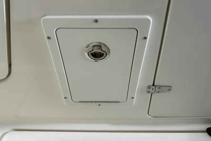 Slide: The Image of Boston Whaler 240 Vantage 2025 - 85