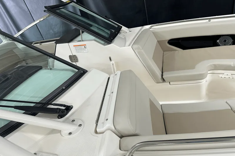 Slide: The Image of Boston Whaler 240 Vantage 2025 - 87