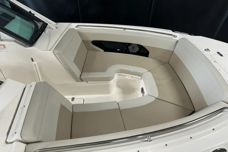 Slide: The Image of Boston Whaler 240 Vantage 2025 - 88