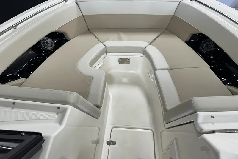 Slide: The Image of Boston Whaler 240 Vantage 2025 - 89