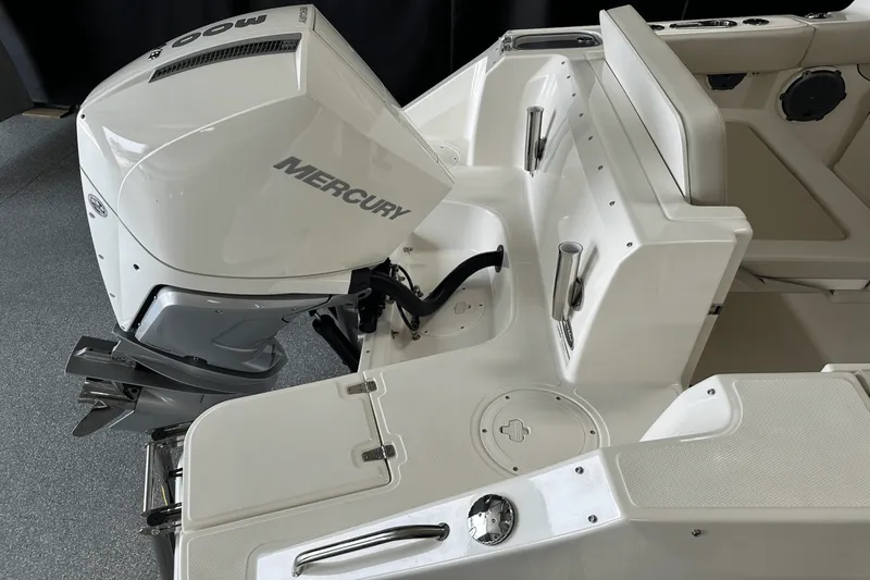 Slide: The Image of Boston Whaler 240 Vantage 2025 - 9
