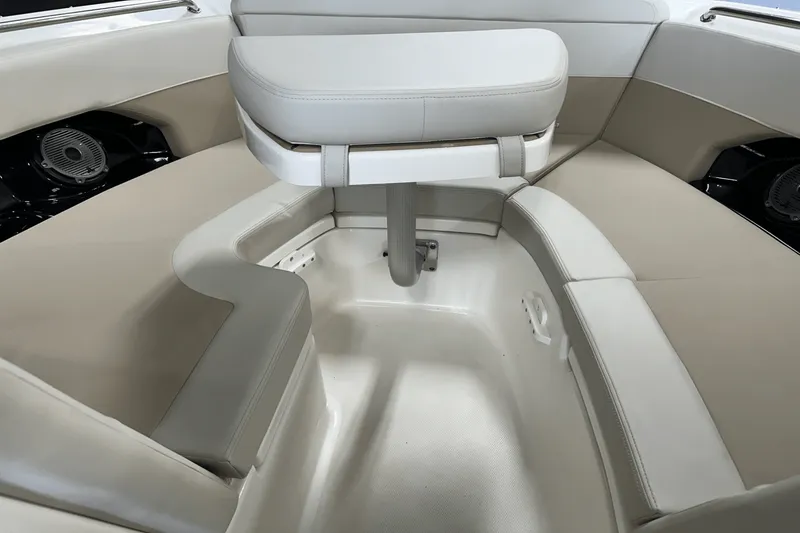 Slide: The Image of Boston Whaler 240 Vantage 2025 - 90