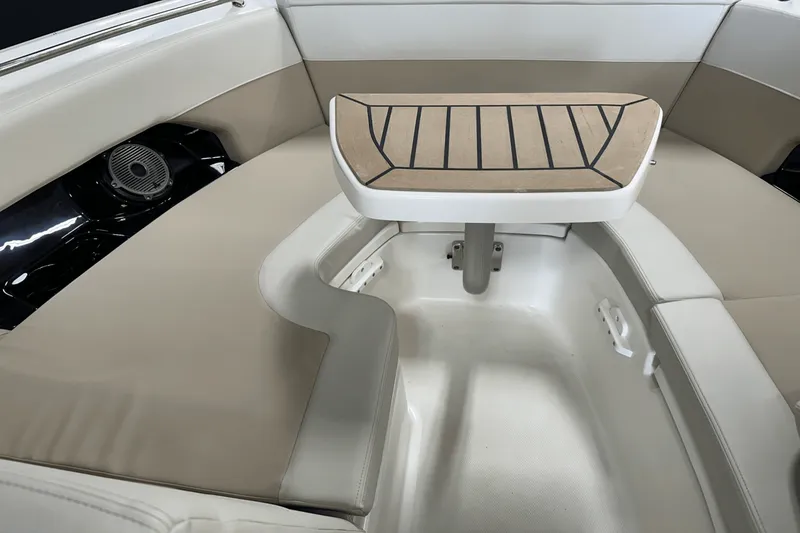 Slide: The Image of Boston Whaler 240 Vantage 2025 - 91