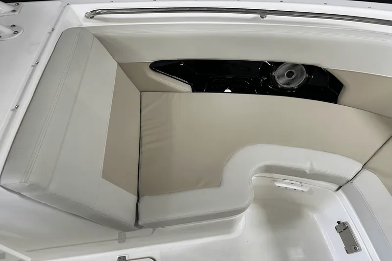 Slide: The Image of Boston Whaler 240 Vantage 2025 - 92