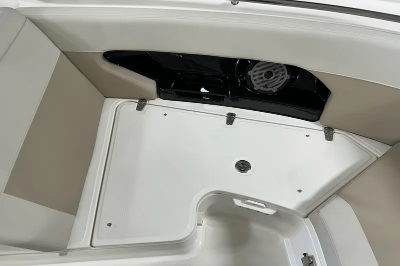 Slide: The Image of Boston Whaler 240 Vantage 2025 - 93