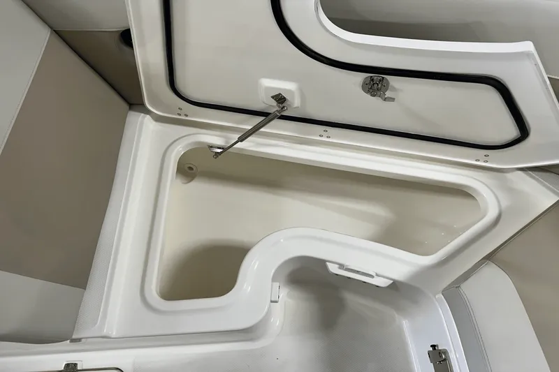 Slide: The Image of Boston Whaler 240 Vantage 2025 - 94