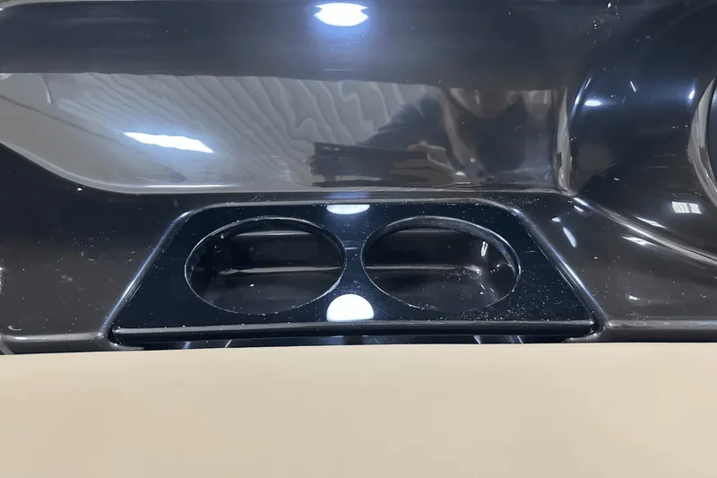 Slide: The Image of Boston Whaler 240 Vantage 2025 - 95