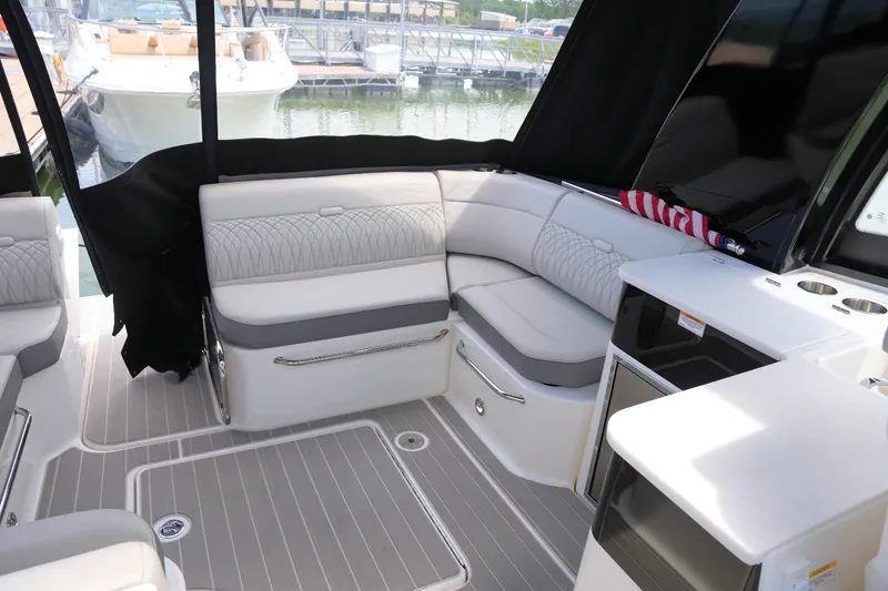 Slide: The Image of Sea Ray 370 SUNDANCER 2024 - 10