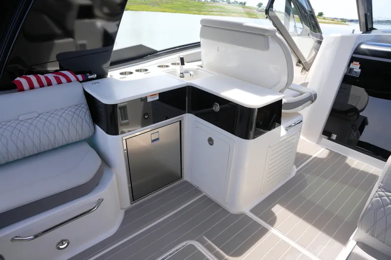 Slide: The Image of Sea Ray 370 SUNDANCER 2024 - 11