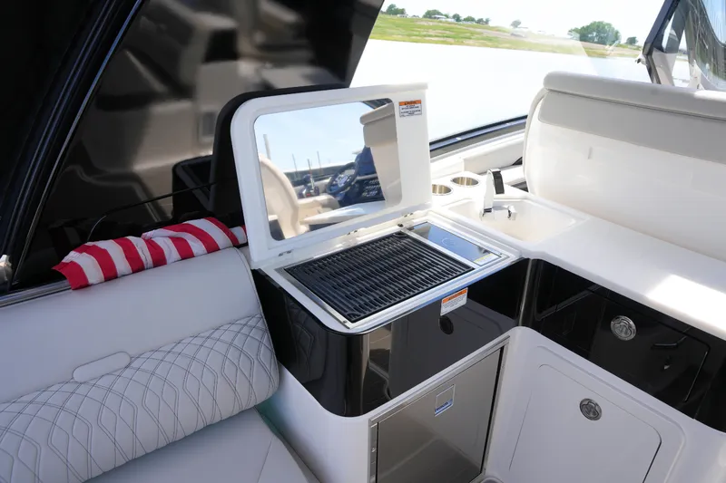 Slide: The Image of Sea Ray 370 SUNDANCER 2024 - 12