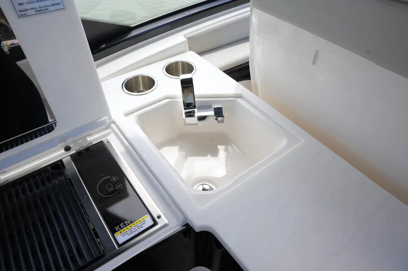 Slide: The Image of Sea Ray 370 SUNDANCER 2024 - 13