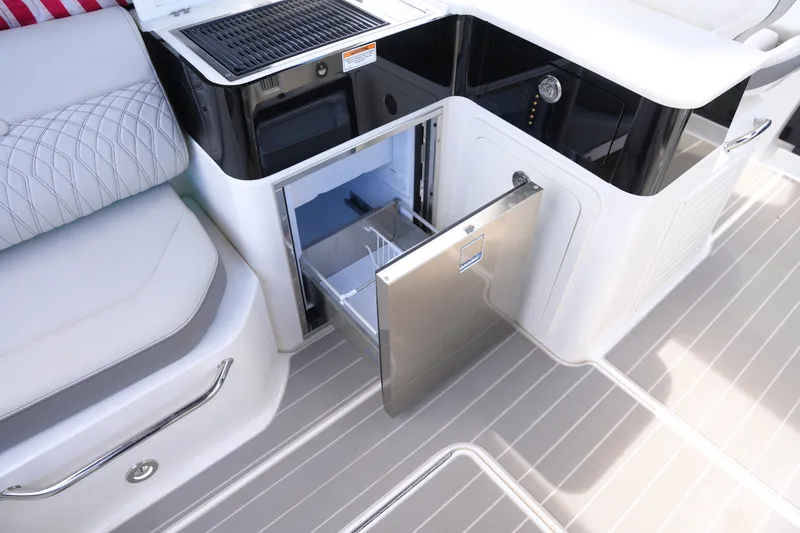 Slide: The Image of Sea Ray 370 SUNDANCER 2024 - 14