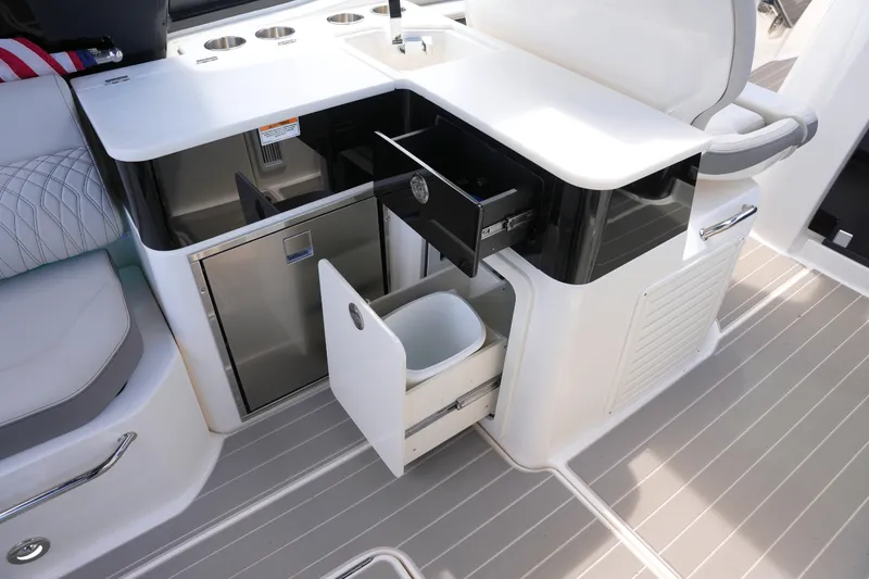 Slide: The Image of Sea Ray 370 SUNDANCER 2024 - 15