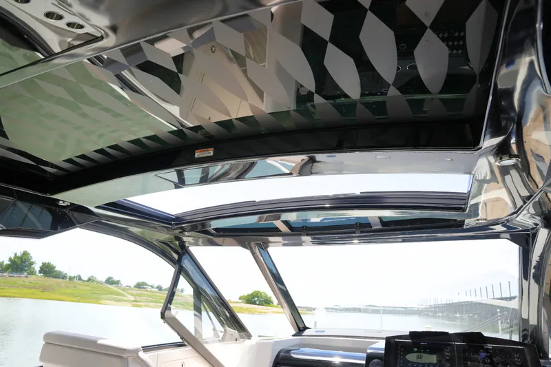 Slide: The Image of Sea Ray 370 SUNDANCER 2024 - 16