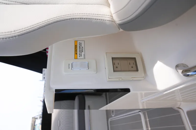 Slide: The Image of Sea Ray 370 SUNDANCER 2024 - 17