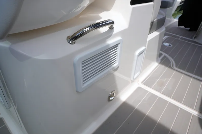 Slide: The Image of Sea Ray 370 SUNDANCER 2024 - 18