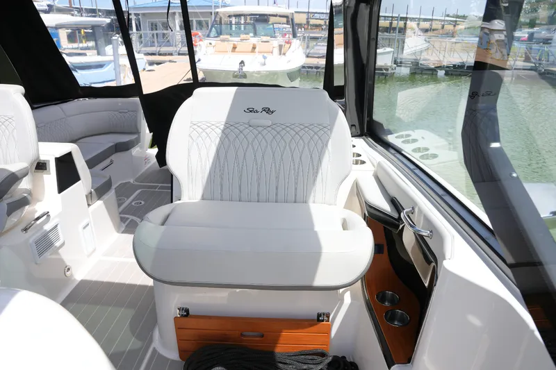 Slide: The Image of Sea Ray 370 SUNDANCER 2024 - 19