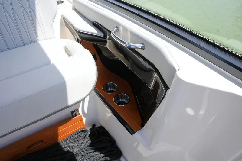 Slide: The Image of Sea Ray 370 SUNDANCER 2024 - 20